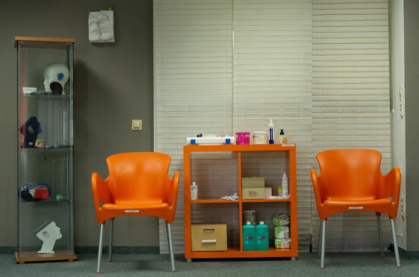 Orangene Stühl neben einen orangene Sideboard